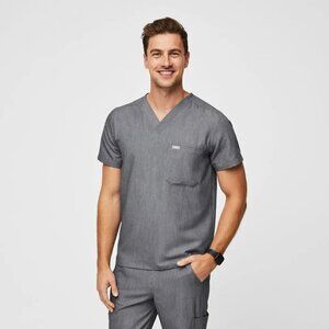 FIGS Men's Leon Three-Pocket Scrub Top™, Graphite Gray, size M